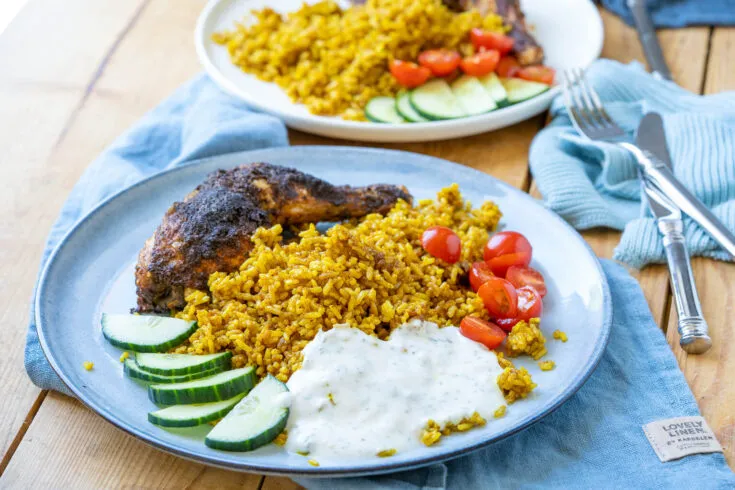 Knusprige Hähnchenschenkel mit Curry-Bratreis – ein schnelles Gericht aus Kindertagen