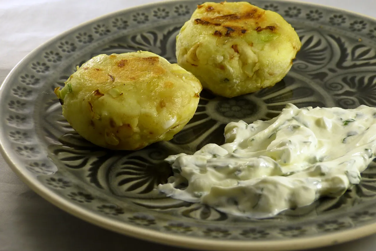 Knusprige Kartoffelküchlein mit Blumenkohlstrunk, eine clevere Art, auch weniger genutzte Teile beim Essen mit Gemüse zu verwerten.