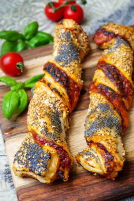Knusprige Käsestangen mit Blätterteig, Käse und Sesam, ein herzhafter Genuss