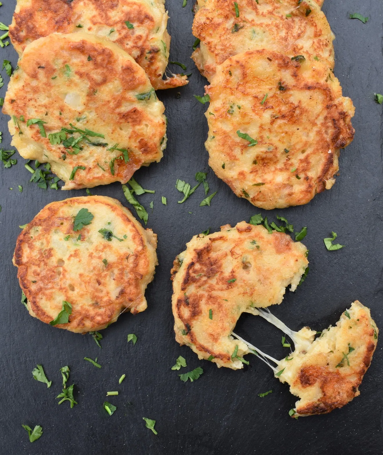 Knusprige Kaspressknödel frisch aus der Pfanne, bereit zum Genuss.