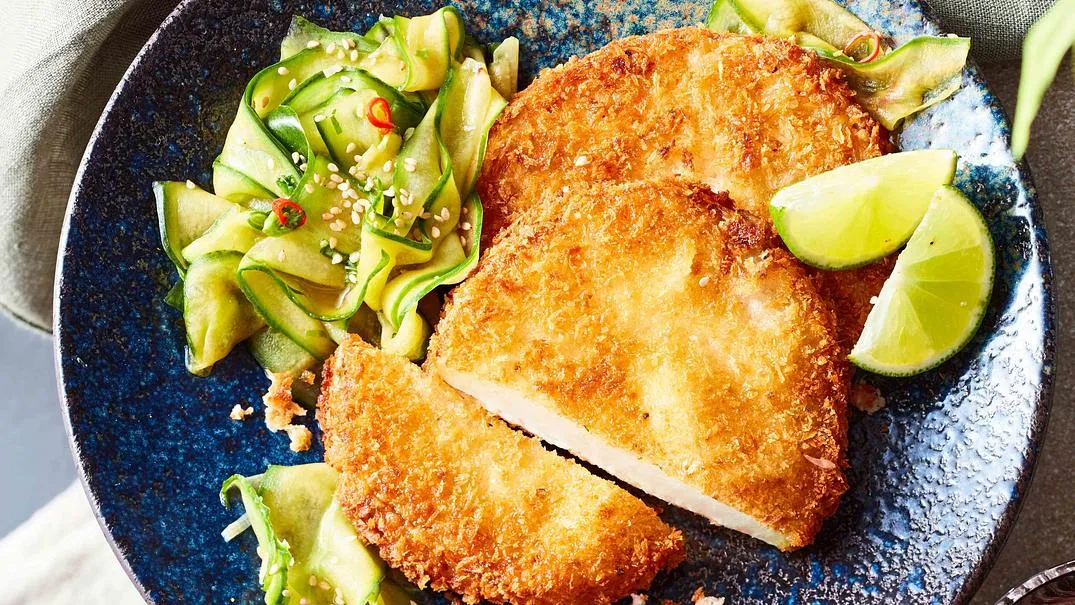 Knusprige Kohlrabischnitzel mit Asia-Gurkensalat