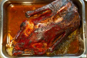 Knusprige Martinigans im Bräter frisch aus dem Ofen