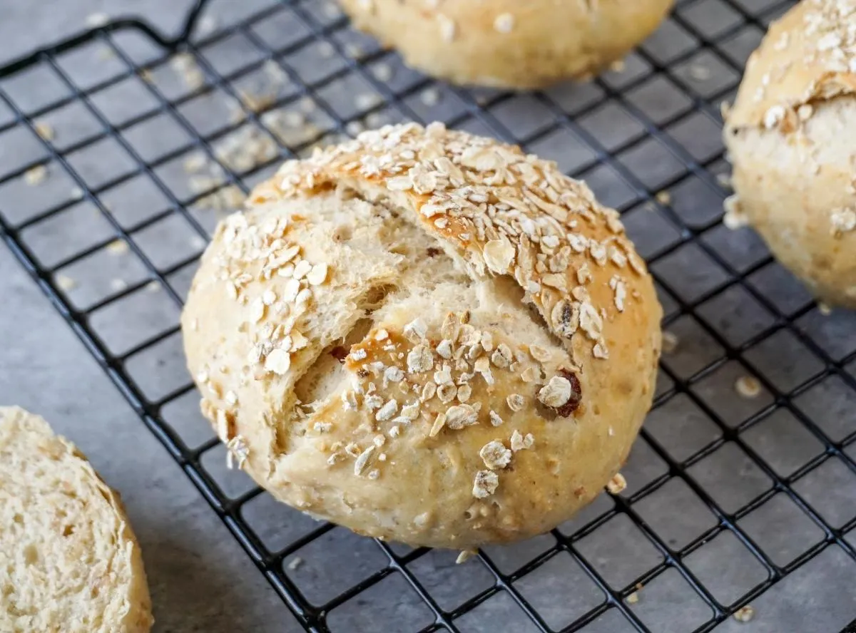 Knusprige Müslibrötchen, gebacken mit einer leckeren Mischung aus Getreide und Kernen.