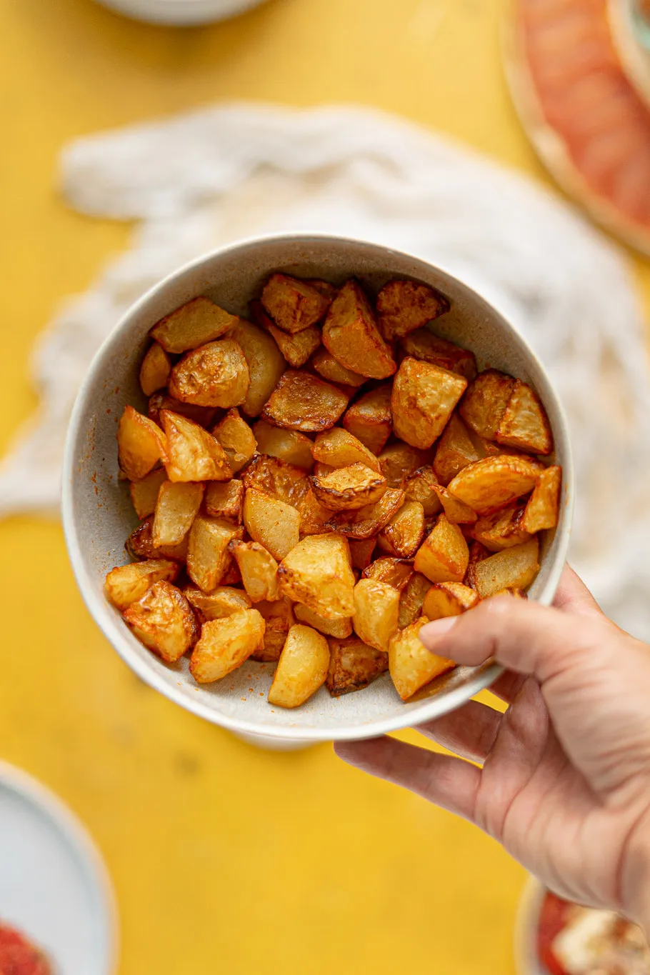 Knusprige Patatas Bravas, bereit zum Servieren mit Aioli