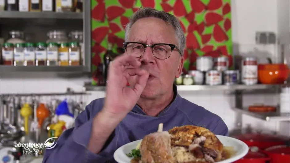 Knusprige Schweinshaxe mit goldbrauner Kruste, traditionelles deutsches Gericht.