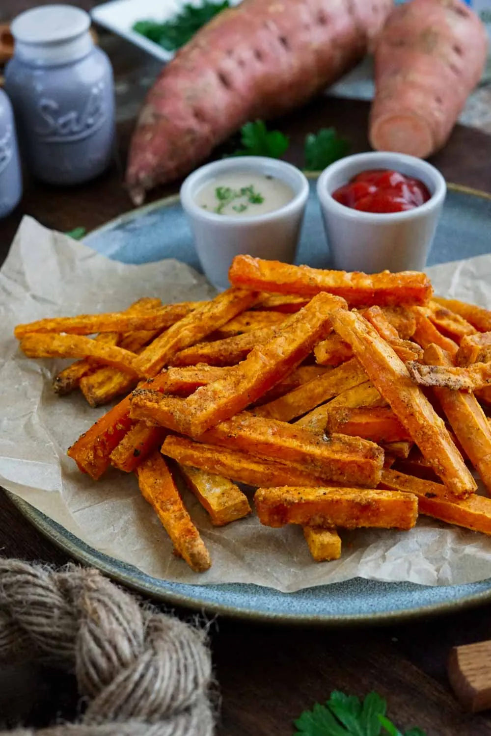 Knusprige Süßkartoffel Pommes aus dem Ofen mit Dip