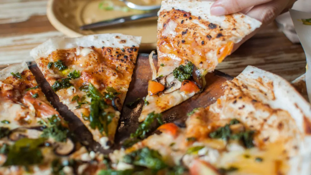 Knusprige Tortilla-Pizza mit frischen Zutaten wie Tomaten, Mozzarella und Basilikum, eine schnelle und vielseitige Abendessen-Idee.