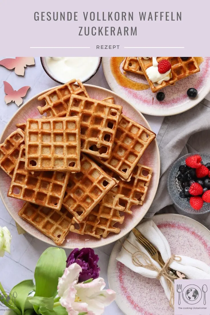 Knusprige Vollkornwaffeln, zuckerarm und gesund, serviert mit frischen Beeren.