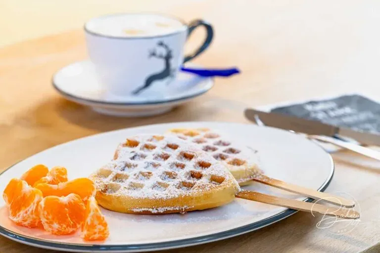 Knusprige Waffeln ohne Butter - Waffelteig Rezept schnelle Waffeln - einfaches Rezept und Waffelrezept laktosefrei - Anleitung für Waffeln ohne Milch - Backrezept für kinderleichte Waffeln - gelingen immer - Herzwaffeln mit Stäbchen backen - Kindergeburtstag