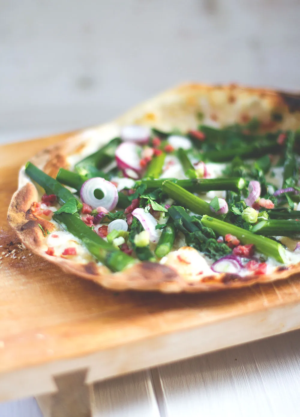 Knuspriger Flammkuchen mit grünem Spargel und Mascarpone frisch aus dem Pizzaofen