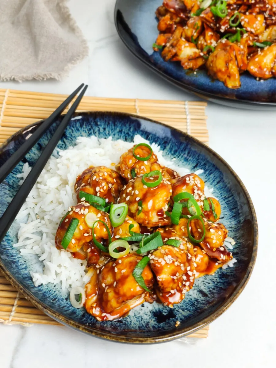 Knuspriger Karfiol in süß-saurer Sauce mit Sesam