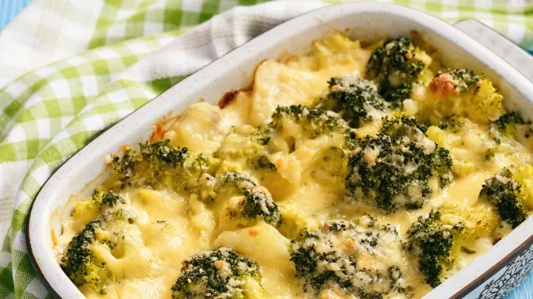 Knuspriger Kartoffel-Brokkoli-Auflauf mit Käse überbacken, ideal zur Resteverwertung
