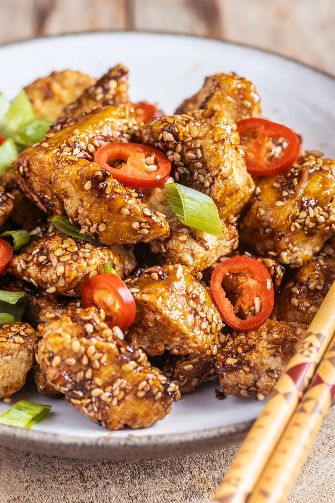 Knuspriger Sesam-Tofu aus der Heißluftfritteuse, perfekt als vegane Beilage.