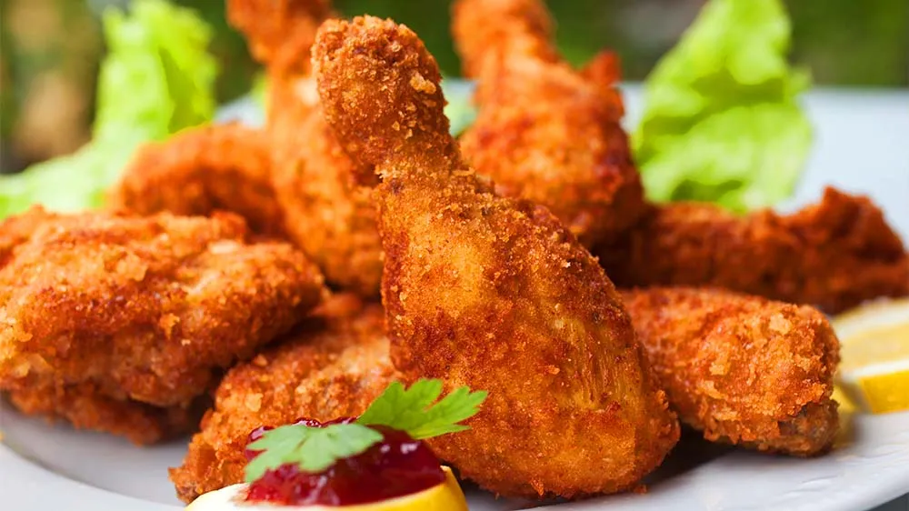 Knuspriges Backhendl, goldbraun gebacken, appetitlich auf einem Teller angerichtet