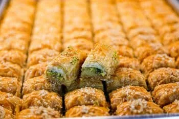 Knuspriges Baklava mit Walnussfüllung und Zuckersirup, eine beliebte Balkan Backware.