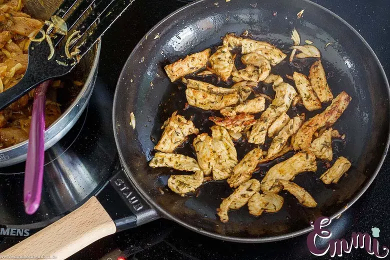 Knuspriges Gyrosfleisch in der Gusseisenpfanne braten