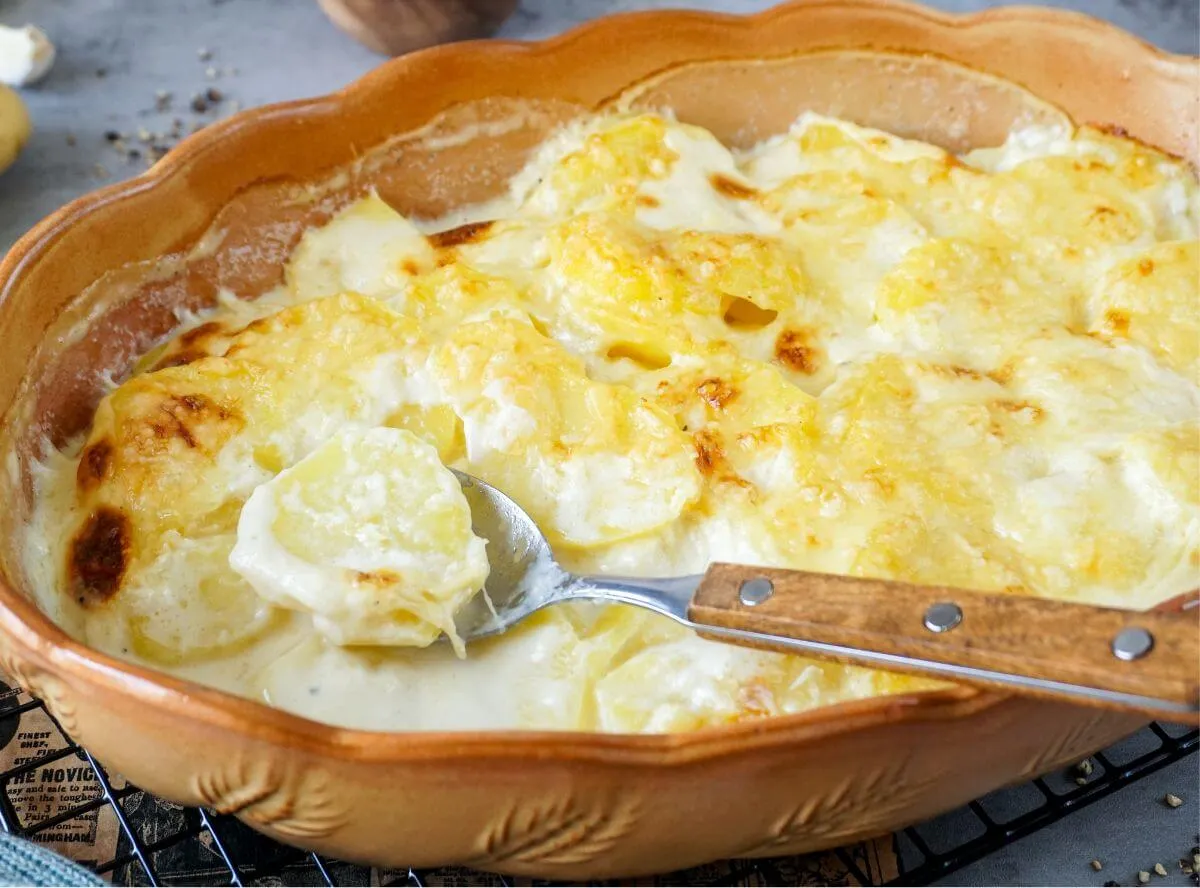 Knuspriges Kartoffelgratin, ein klassisches, fleischloses Beilagen- oder Hauptgericht