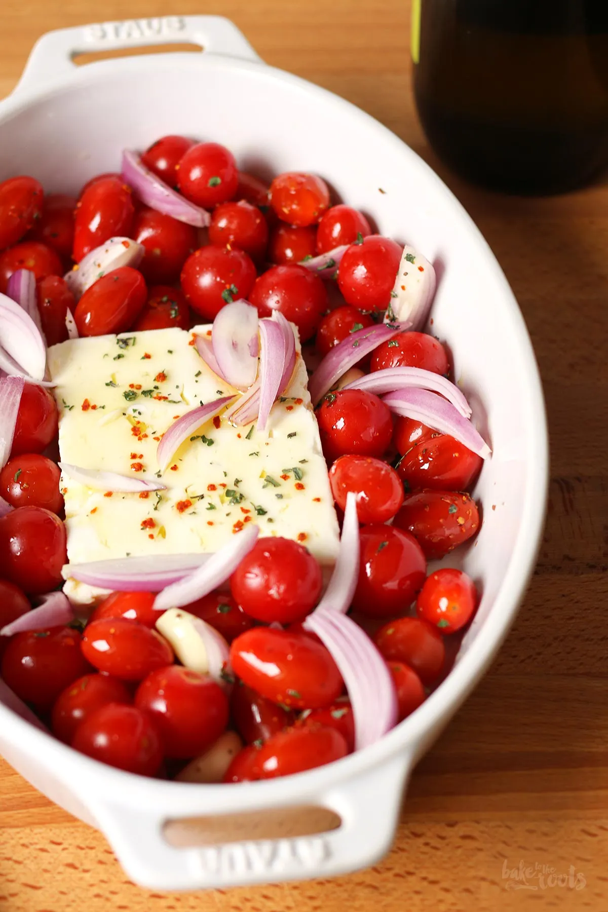Kochende Nudeln in einem Topf auf dem Herd für die Feta Tomaten Pasta