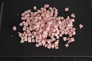 Kochschinken präzise in gleichmäßige Würfel schneiden