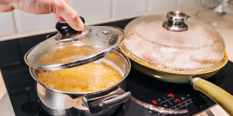 Kochtopf auf Herd: Energiesparen beim Kochen und Klimaschutz