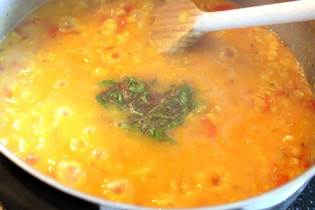 Kochvorgang von Dal Tadka: Linsen mit Gemüse in Brühe köcheln