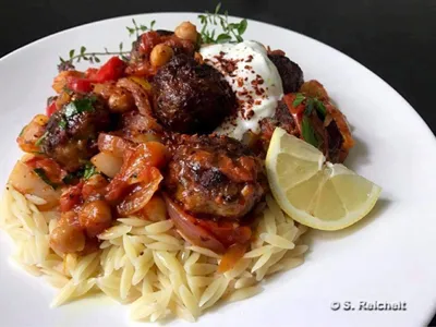 Köfte-Pfanne mit Gemüse und türkischen Reisnudeln – ein herzhaftes Hauptgericht.