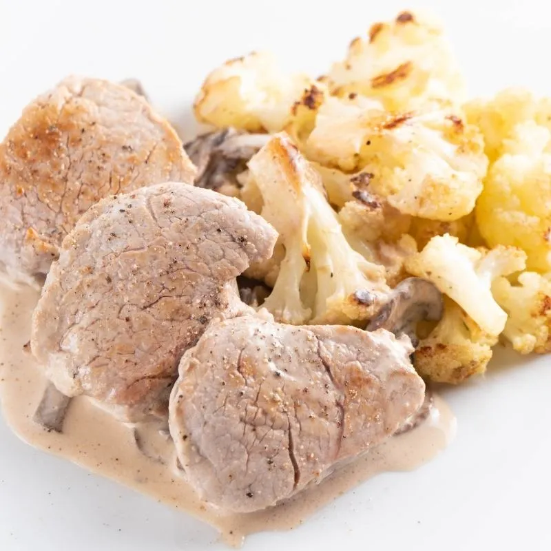 Kohlenhydratarme Keto Schweinemedaillons mit Champignon-Rahmsauce und geröstetem Blumenkohl