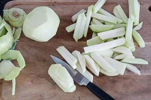 Kohlrabi in Stifte geschnitten, vorbereitet für ein köstliches Kohlrabi Hauptgericht