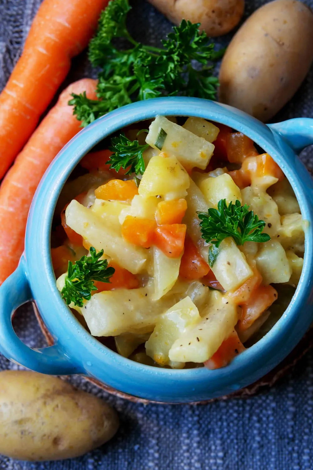 Kohlrabi-Möhren-Gemüse mit frischer Petersilie in einer ansprechenden Schüssel angerichtet
