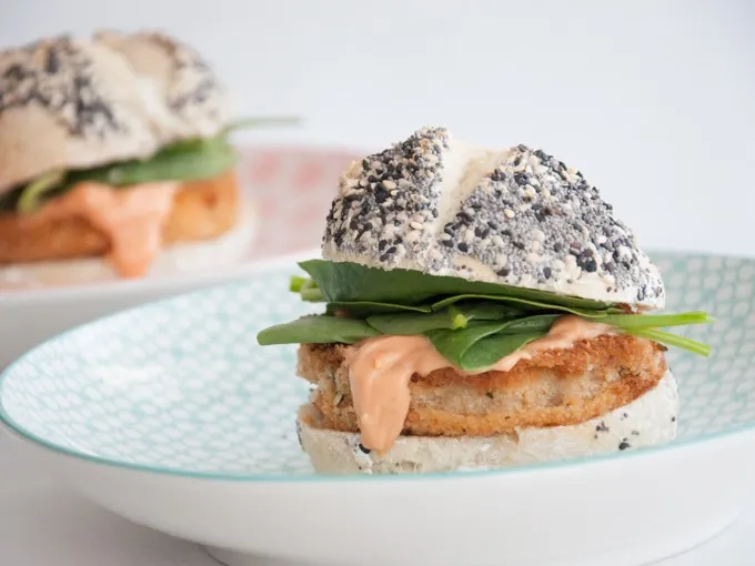 Kohlrabi-Schnitzel als Burger-Pattie in einem veganen Burger mit Salat und Sauce, eine kreative Servieridee