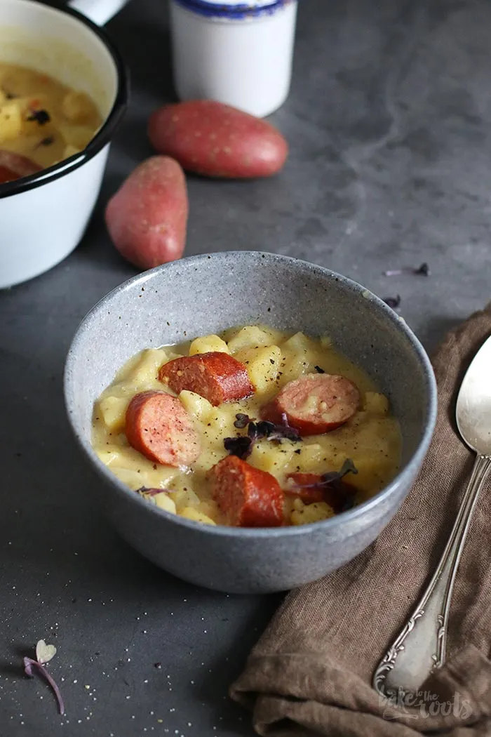 Kohlrabi- und Kartoffelwürfel mit Zwiebeln und Knoblauch im Topf angebraten