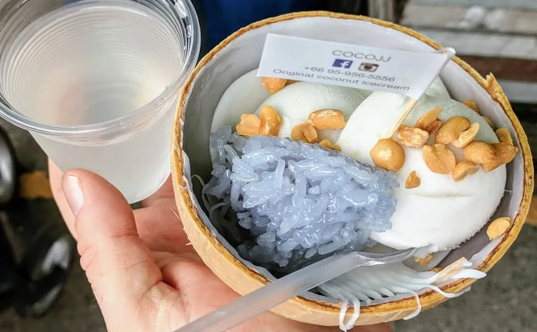 Kokoseis mit Reis und Erdnüssen