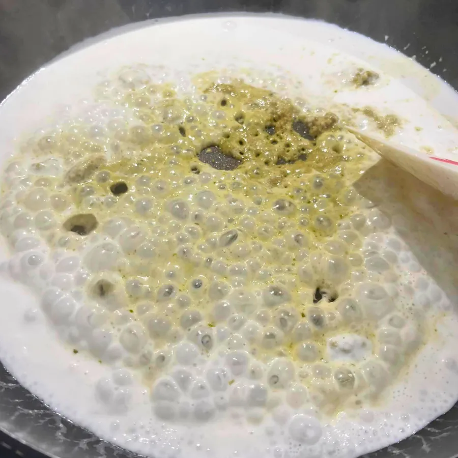 Kokosmilch und Grüne Currypaste als essentielle Zutaten für Thai Curry