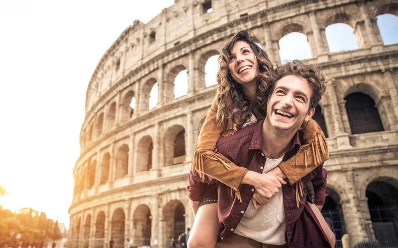 Kolosseum in Rom bei Sonnenuntergang