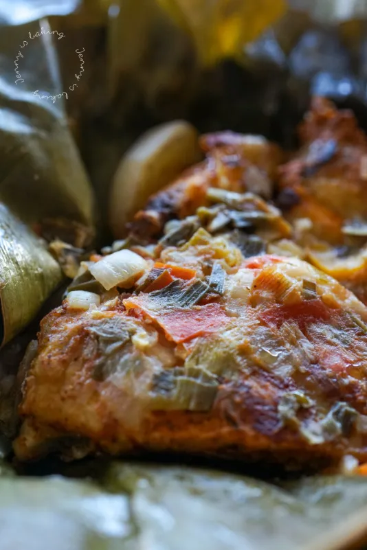 Kolumbianische Tamales Tolimenses in Bananenblättern servierfertig angerichtet