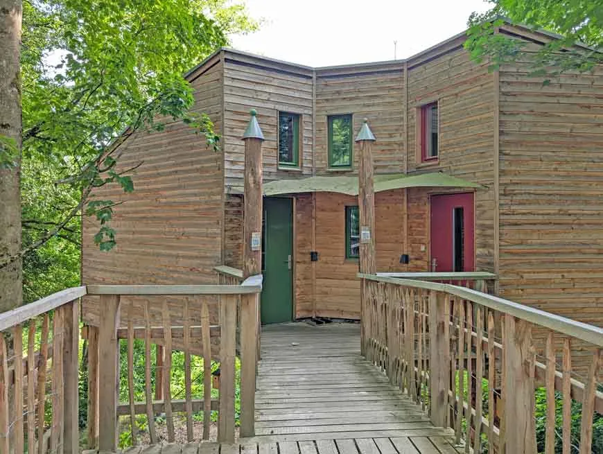 Komfortable Sitzgelegenheit in einem Baumhaus, umgeben von Holz