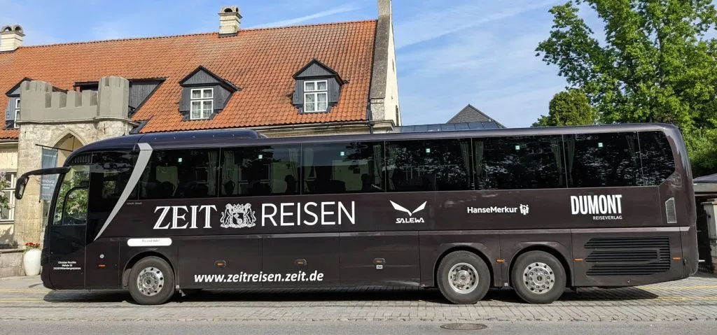 Komfortabler Reisebus von ZEIT REISEN, symbolisch für exklusive Kulturexpeditionen