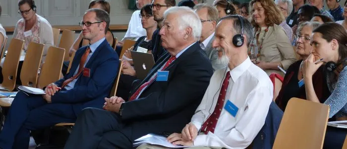 Konferenzteilnehmer diskutieren über Bildungsreformen und nachhaltige Entwicklung