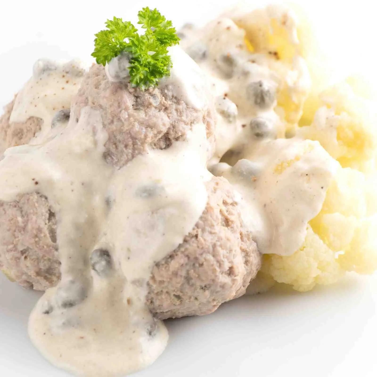 Königsberger Klopse mit Blumenkohl, eine leckere und kalorienarme Variante des Klassikers