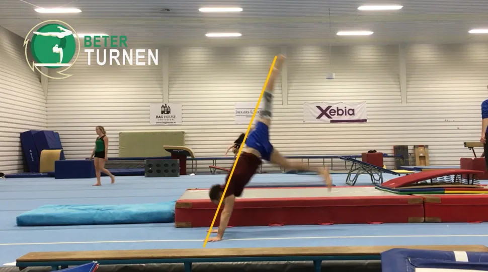 Kontrolliertes Abrollen aus dem Handstand