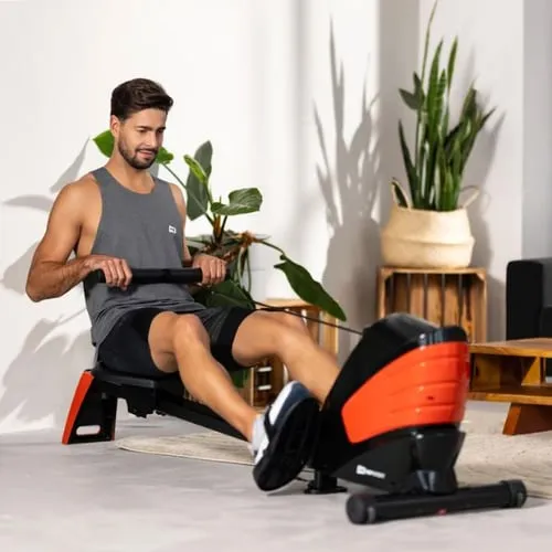 Konzentrierter Sportler demonstriert die korrekte Rudertechnik auf einem Hop-Sport Gerät