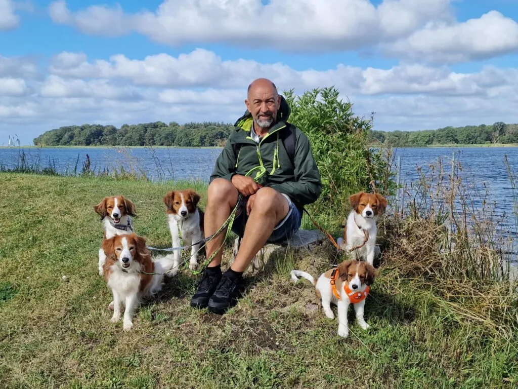 Kooikerhondje Züchterin mit Welpen