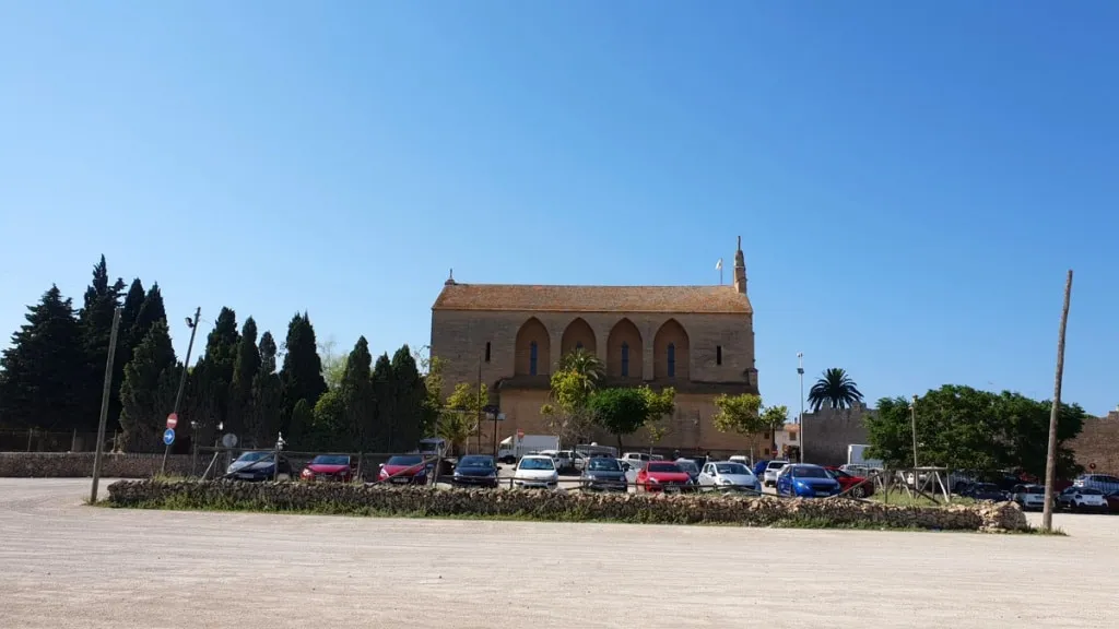 Kostenloser Parkplatz nahe der Kirche Església de Sant Jaume in Alcúdia