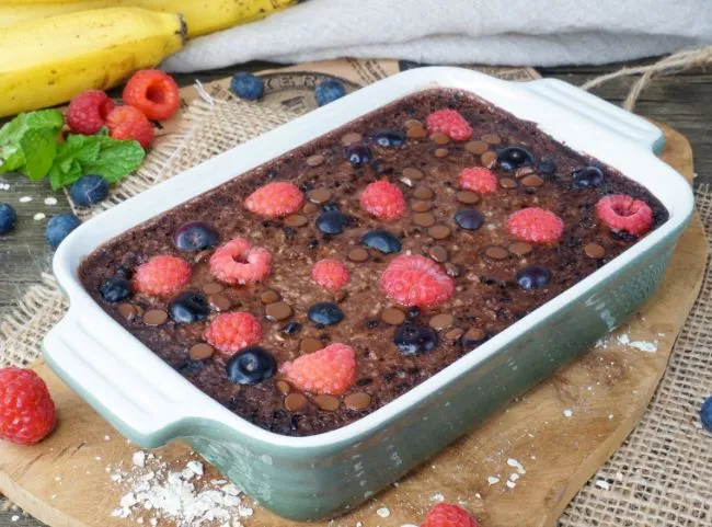 Köstliche Baked Oats mit frischen Beeren und Ahornsirup