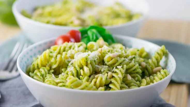 Köstliche Basilikum Pesto Pasta – ein sehr schnelles und einfaches Mittagessen mit vier Zutaten