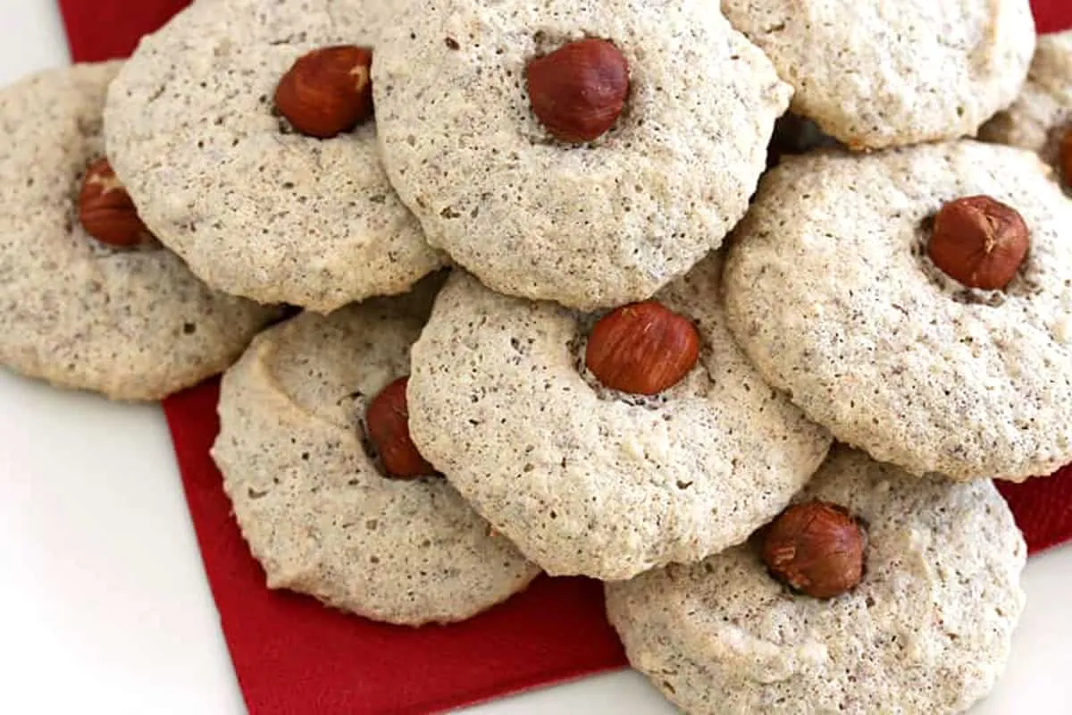 Köstliche Haselnussmakronen als traditionelles deutsches Weihnachtsgebäck