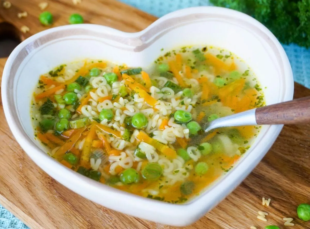 Köstliche Nudelsuppe mit frischem Gemüse in einer Schüssel