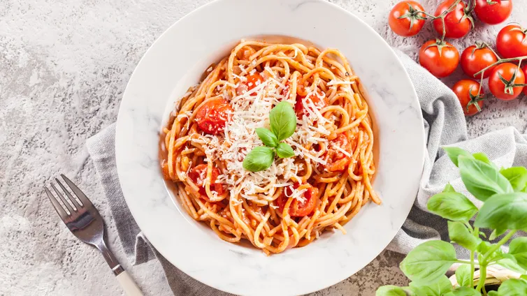 Köstliche Spaghetti Napoli mit frischem Basilikum, ein einfaches Pasta Rezept für die ganze Familie
