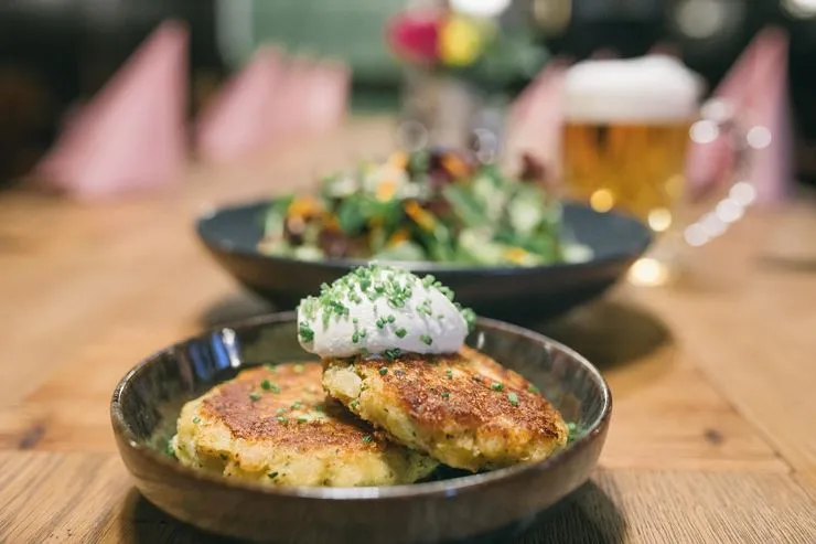 Köstliche Speisen des Auracher Löchl: Traditionelle Tiroler und Wiener Küche