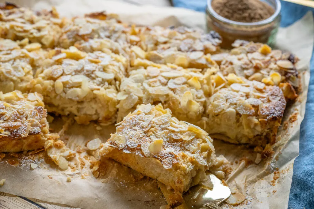 Köstlicher Herbstkuchen: Apfelkuchen mit Marzipanrohmasse und Gewürzen